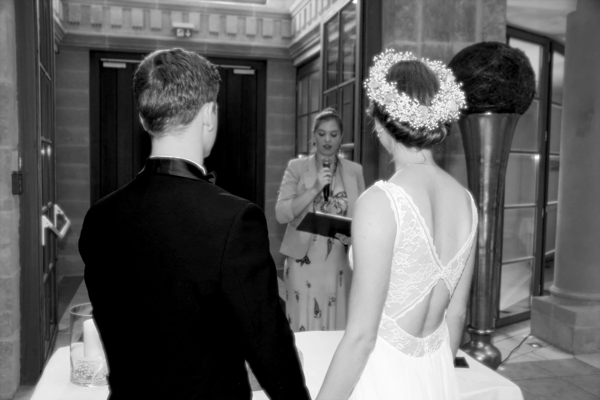 Felicia Brembeck bei einer freien Trauung, das Brautpaar von hinten