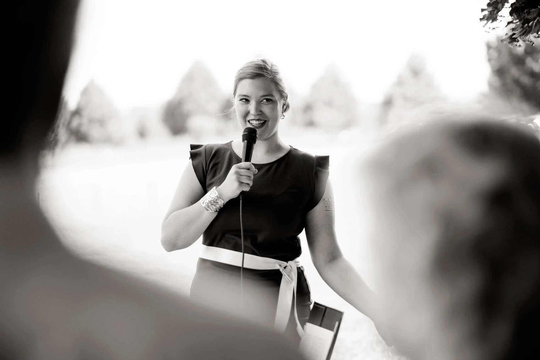 Felicia Brembeck bei einer Trauzeremonie mit dem Mikrofon